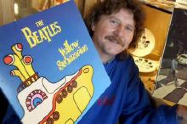 Fan zespołu The Beatles z reedycją płyty "Yellow Submarine". Fot. PAP/EPA