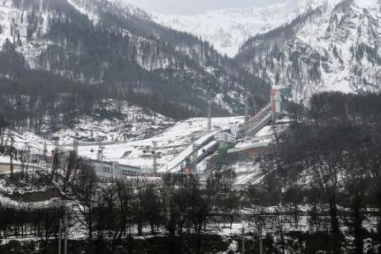 Widok na skocznię olimpijską położoną na terenie Krasnej Polany. Fot. PAP/EPA