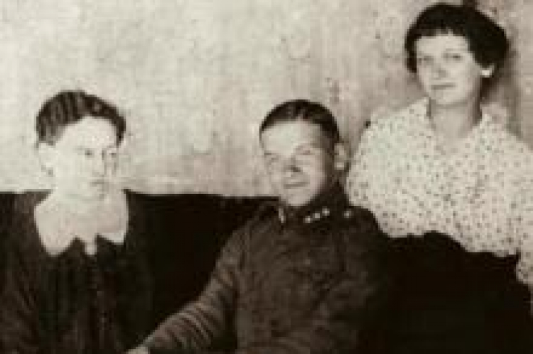Władysław Broniewski w mundurze Legionów z matką Zofią i siostrą Janiną w Płocku, 1916 r. Źródło: Archiwum IBL/Fotonova 