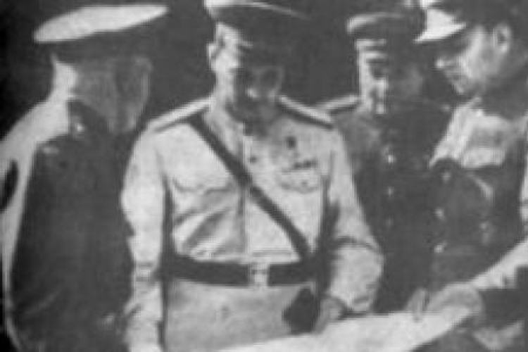 Gen. Iwan Czerniachowski (drugi z lewej), dowódca 3. Frontu Białoruskiego. Źródło: IPN 