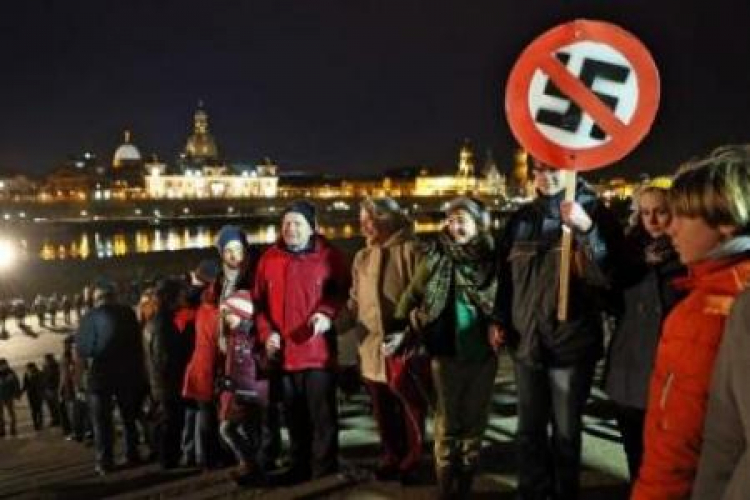 Drezno - ok. 11 tys. osób utworzyło wokół starego miasta łańcuch ludzki, protestując przeciwko neonazistom. Fot. PAP/EPA