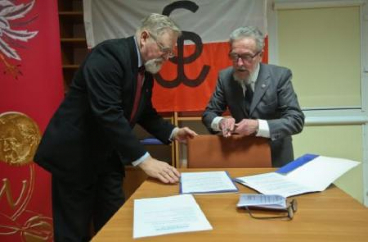 Reprezentujący Grupy Oporu "Solidarni" Bolesław Jabłoński (P) i dyrektor AAN dr Tadeusz Krawczak. Fot. PAP/T. Guz