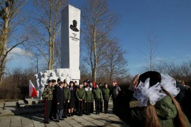 Delagacja rosyjska przed pomnikiem gen. Iwana Czerniachowskiego w Pieniężnie. Fot. PAP/T. Waszczuk