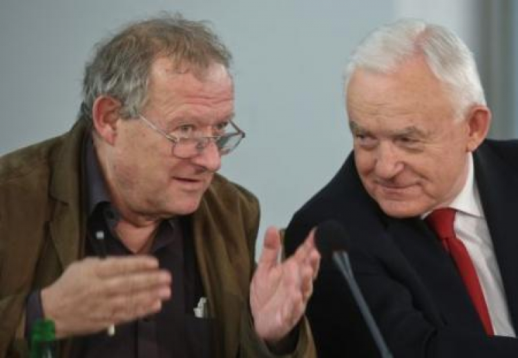 Redaktor naczelny „Gazety Wyborczej” Adam Michnik i przewodniczący SLD Leszek Miller. Fot. PAP/R. Guz 