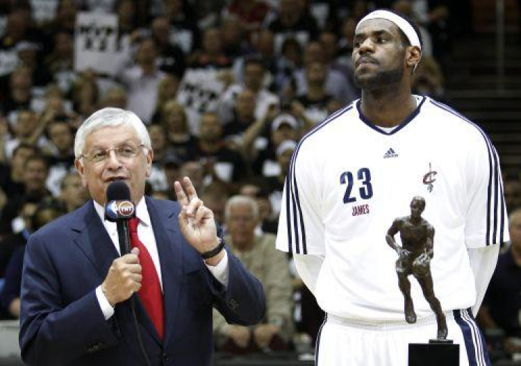 Komisarz NBADavid Stern (L) i LeBron James. Fot. PAP/EPA