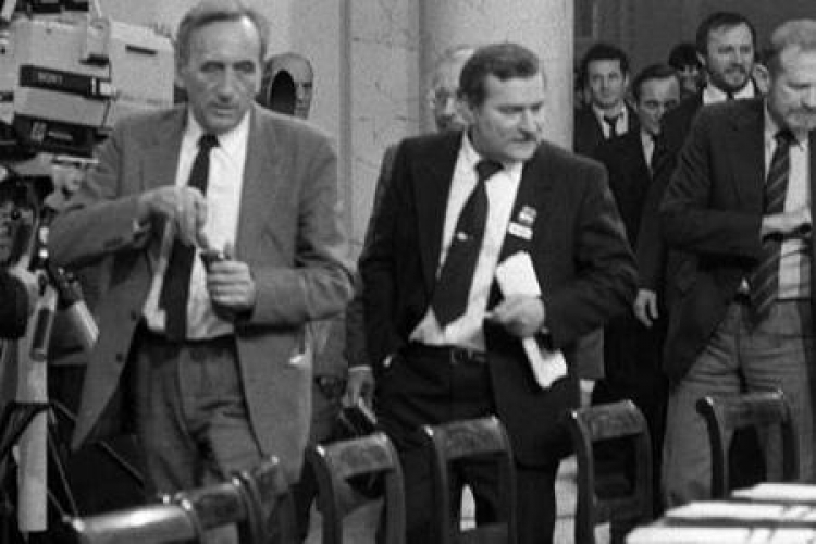 Obrady Okrągłego Stołu. Od lewej: Tadeusz Mazowiecki , Lech Wałęsa , Bronisław Geremek . Fot. PAP/Z. Matuszewski Obrady Okrągłego Stołu. Od lewej: Tadeusz Mazowiecki , Lech Wałęsa , Bronisław Geremek . Fot. PAP/Z. Matuszewski