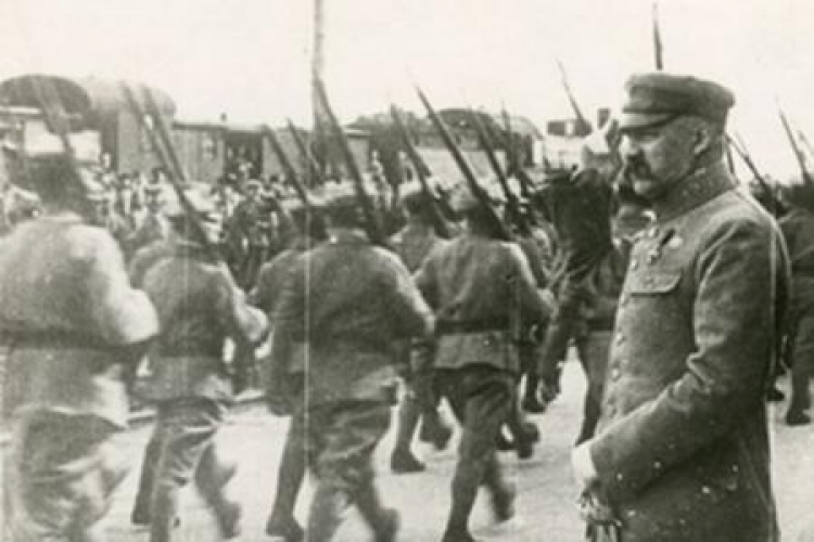 Defilada oddziałów wyruszających na front przed Naczelnym Wodzem Józefem Piłsudskim. 04.1920.W
