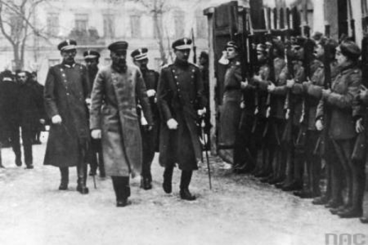 Naczelnik Państwa Józef Piłsudski w drodze na otwarcie pierwszego posiedzenia Sejmu. Fot. NAC