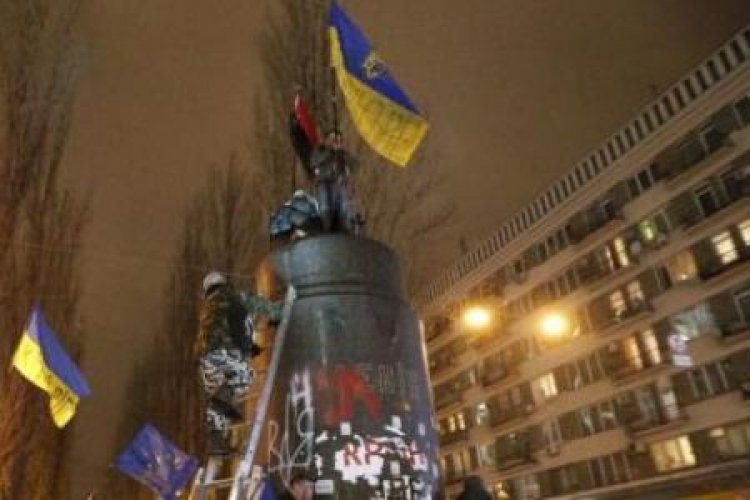 Cokół po obalonym pomniku Lenina w centrum Kijowa. Fot. PAP/EPA