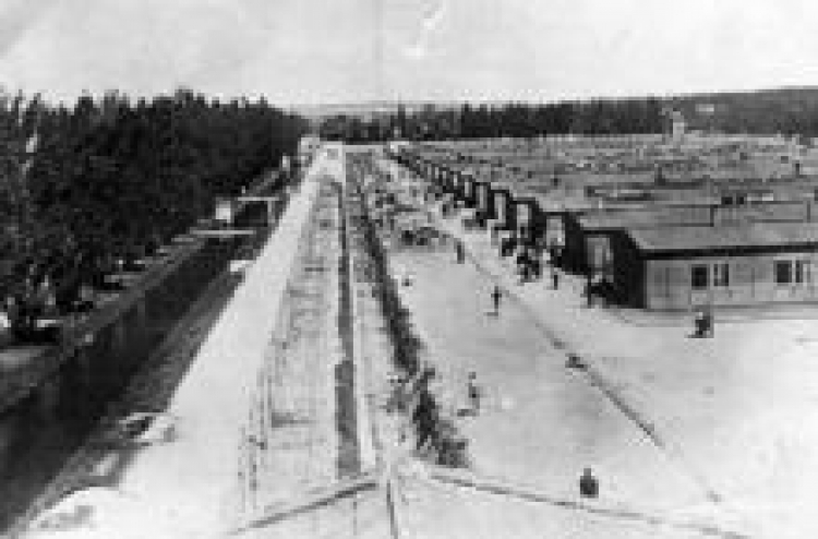 KL Dachau – widok ogólny na baraki, w których mieszkali więźniowie (1945). Fot. IPN/Truth About Camps 