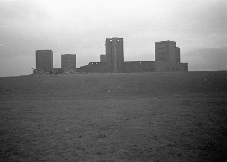 Ruiny pomnika-mauzoleum wzniesionego w miejscu bitwy pod Tannenbergiem. Stan z 1948 r.  Fot. PAP/CAF
