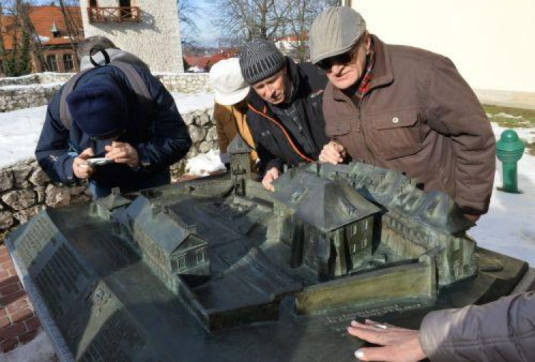 Makietę wielickiego Zamku Żupnego dla niewidomych zaprezentowano w Wieliczce. Fot. PAP/J. Bednarczyk