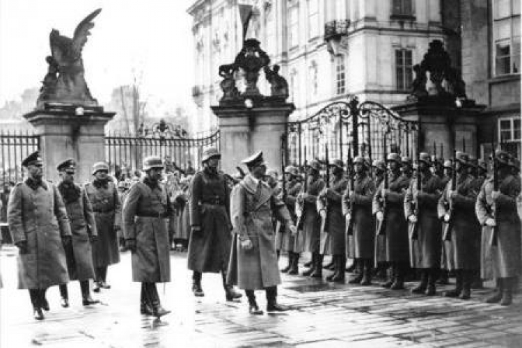 Adolf Hitler na Hradczanach. Praga. 15 marca 1939. Fot. wikimedia commons/ Bundesachiv Bild