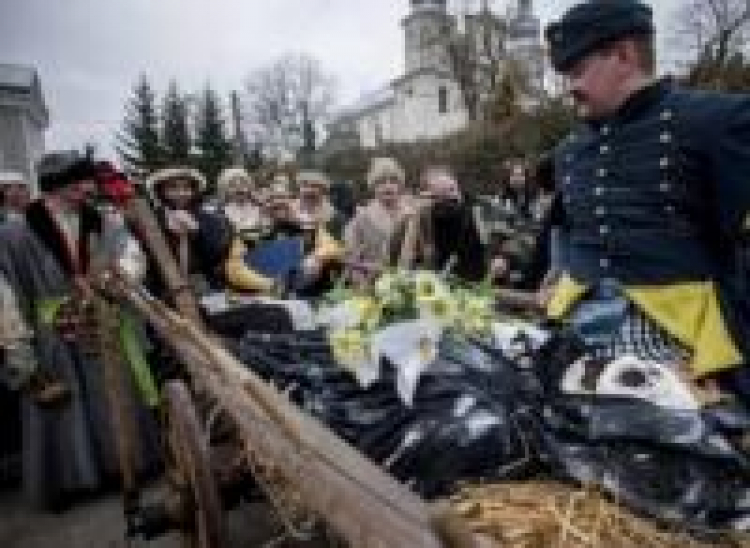 Obrzędem ludowym "Ścięcie Śmierci" zakończyli karnawał mieszkańcy Jedlińska koło Radomia. Fot. PAP/M. Walczak