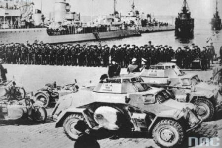 Niemcy podczas zajęcia Kłajpedy. Na nabrzeżu portowym marynarze, motocykle i samochody pancerne. 23.03.1939. Fot. NAC Niemcy podczas zajęcia Kłajpedy. Na nabrzeżu portowym marynarze, motocykle i samochody pancerne. 23.03.1939. Fot. NAC