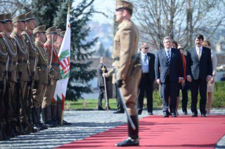 Prezydent Bronisław Komorowski i prezydent Węgier Janos Ader podczas powitania w Pałacu Sandora. Fot. PAP/J. Turczyk Prezydent Bronisław Komorowski i prezydent Węgier Janos Ader podczas powitania w Pałacu Sandora. Fot. PAP/J. Turczyk