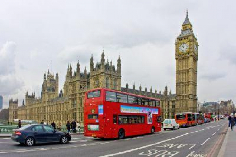 Londyn - widok na parlament i most westminsterski. Fot. PAP/J. Ochoński
