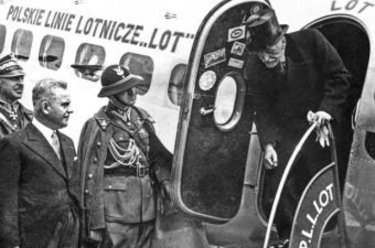 Prezydent Mościcki wysiada z samolotu LOT. Fot. archiwum PLL LOT