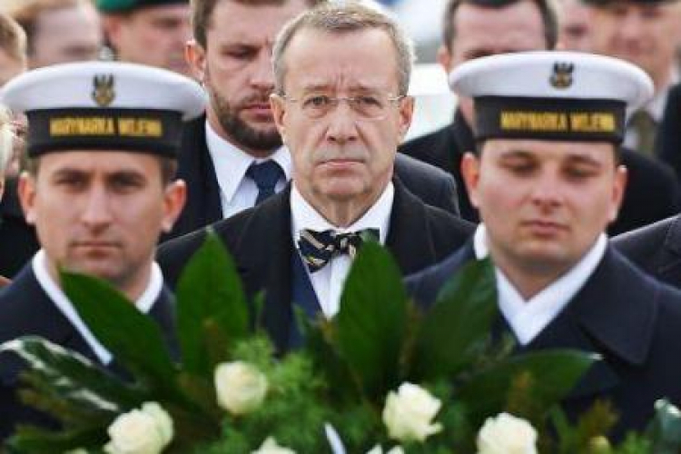 Prezydent Estonii Toomas Hendrik Ilves składa kwiaty przed Pomnikiem Poległych Stoczniowców. Fot. PAP/A. Warżawa