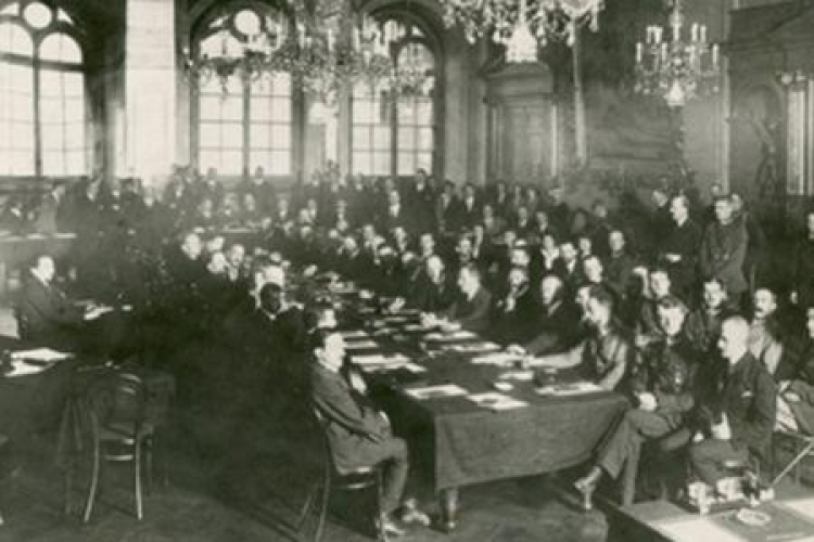 Podpisanie traktatu preliminarnego między Polską a Rosją bolszewicką w pałacu Czarnogłowców w Rydze.12.10.1920. Fot. CAW