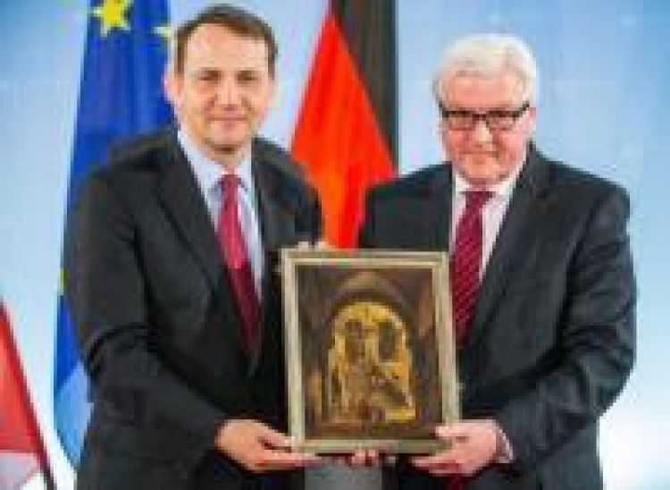 Ministrowie Frank-Walter Steinmeier i Radosław Sikorski prezentują obraz F. Guardiego „Schody pałacowe”. Fot. PAP/EPA 