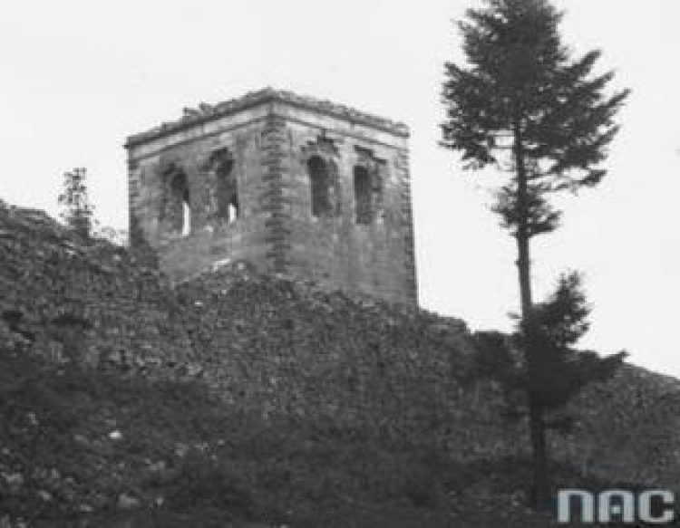 Pozostałości po wieży wysadzonej w 1914 roku przez wojska austriackie. 1914-1939. Fot. NAC