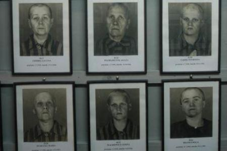 Były obóz zagłady KL Auschwitz. Zdjęcia więźniów. Fot. PAP/J. Bednarczyk