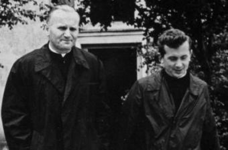 Biskup Karol Wojtyła z jednym z najbliższych swoich przyjaciół ks. prof. Tadeuszem Styczniem. Fot. PAP/Reprodukacja