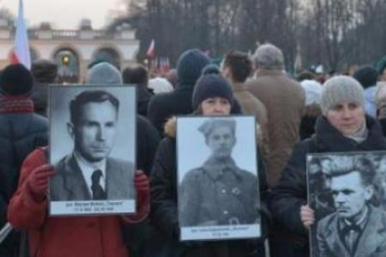 Apel Poległych i złożenie kwiatów pod Grobem Nieznanego Żołnierza. Fot. PAP/R. Pietruszka