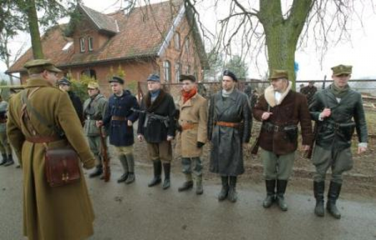 Inscenizacja przejęcia budynku gminy Grunwald i posterunku MO przez żołnierzy podziemia. Fot. PAP/T. Waszczuk Inscenizacja przejęcia budynku gminy Grunwald i posterunku MO przez żołnierzy podziemia. Fot. PAP/T. Waszczuk