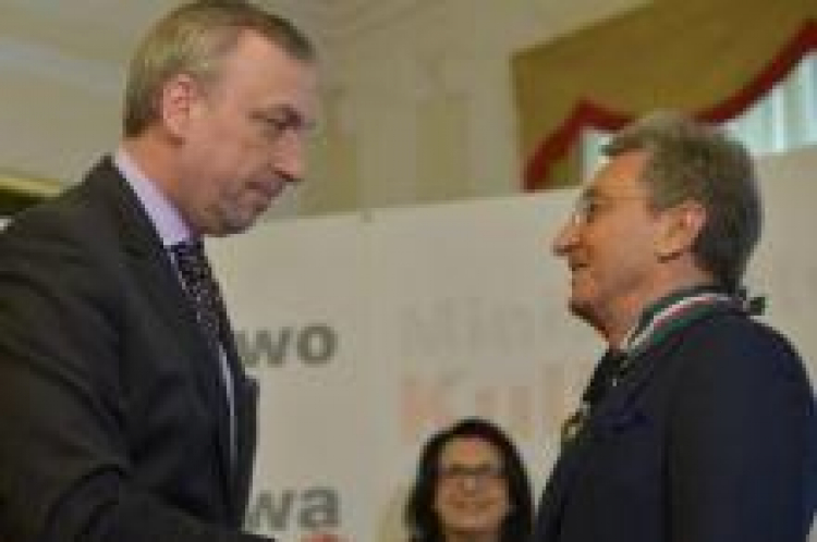 Minister Bogdan Zdrojewski wręcza Złoty Medal Gloria Artis Allanowi Starskiemu. Fot. PAP/R. Pietruszka 