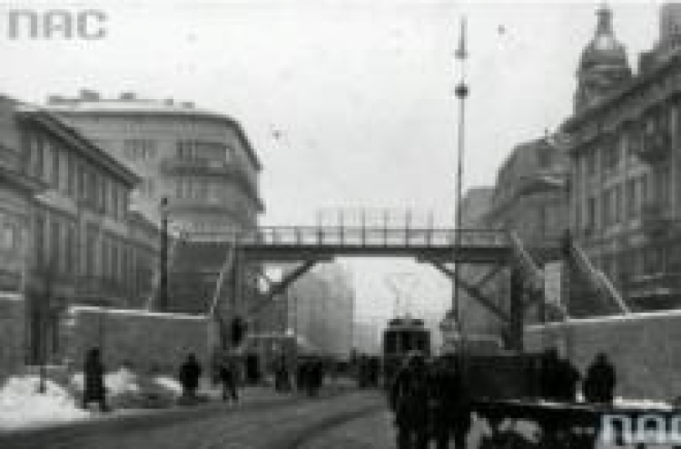 Most nad ul. Chłodną łączący dwie części getta. 1942 r. Fot. NAC 