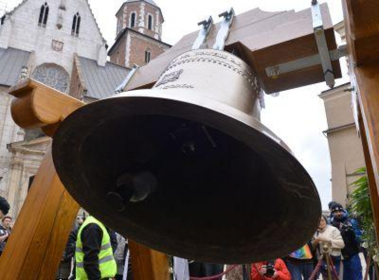 Na wzgórze wawelskie dotarł dzwon "Jan Paweł II". Fot. PAP/J. Bednarczyk