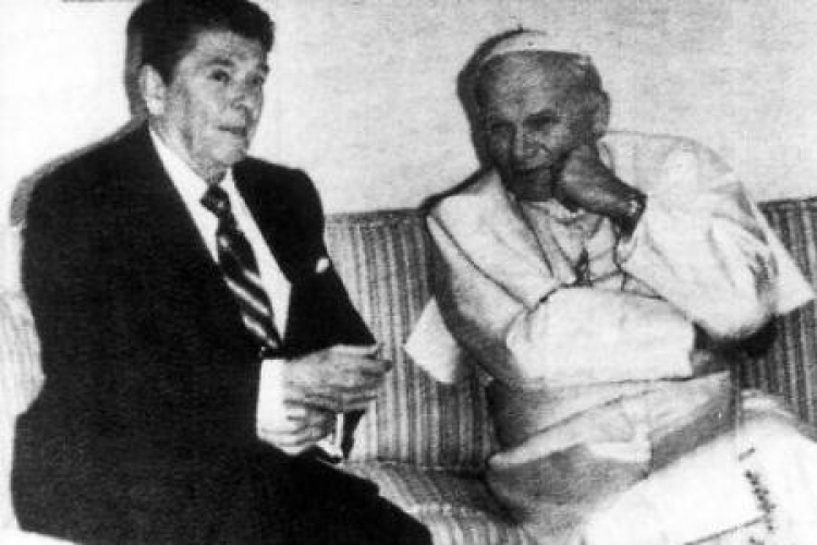 Papiez Jan Pawel II z Ronaldem Reaganem 1984 r. Fot. PAP/CAF/Archiwum