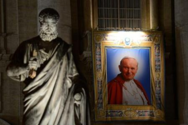 Obraz na frontonie bazyliki św. Piotra przedstawiający Jana Pawła II. Fot. PAP/R. Pietruszka 