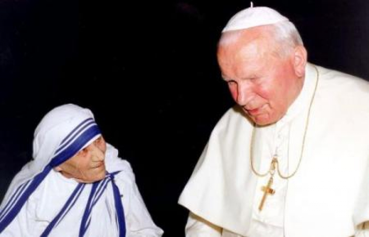 Jan Paweł II i Matka Teresa z Kalkuty. Fot. PAP/EPA