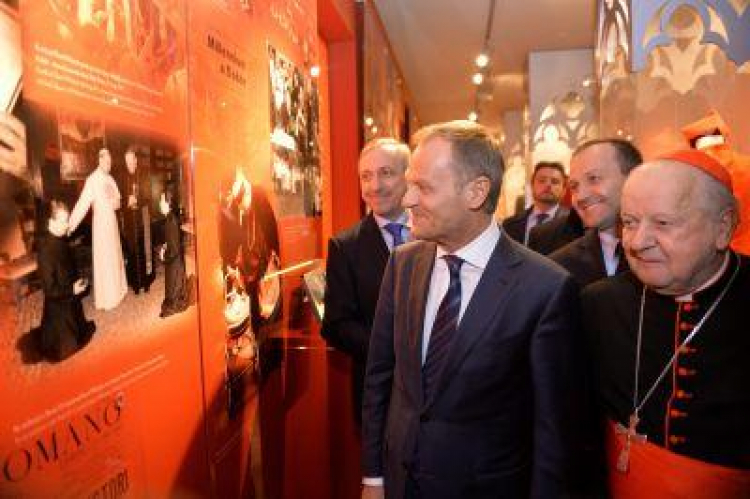 Kardynał Stanisław Dziwisz, minister Bogdan Zdrojewski i premier Donald Tusk na otwarciu muzeum. Fot. PAP/J. Bednarczyk