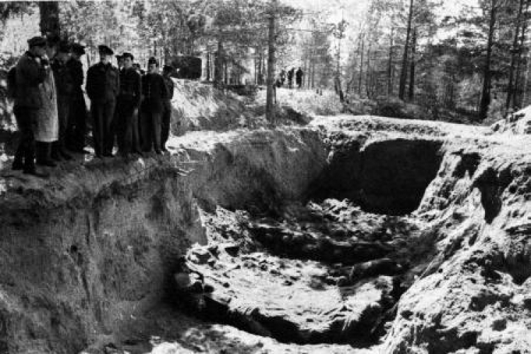 Odsłonięty grób w lesie katyńskim. Zdjęcie z 1943 r. Fot PAP/Archiwum 