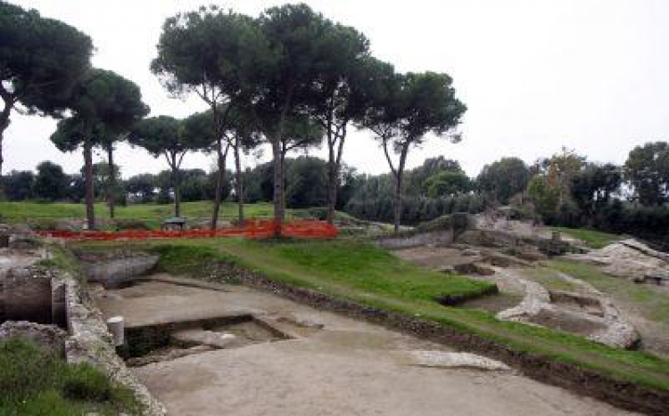 Fragmenty starożytnego amfiteatru w Ostii. Fot. PAP/EPA