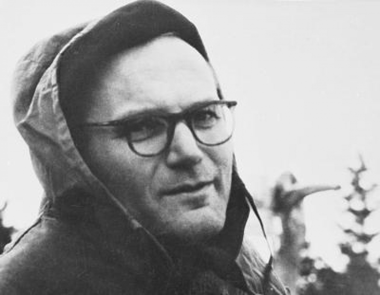 Karol Wojtyła podczas wycieczki w Parku Ojcowskim. Lata 50. Fot. PAP/repr. J. Grelowski