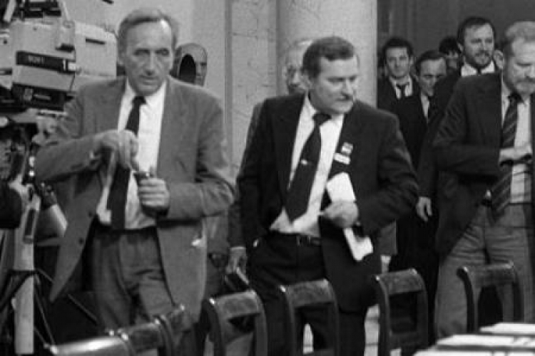 Obrady Okrągłego Stołu. Od lewej: Tadeusz Mazowiecki, Lech Wałęsa , Bronisław Geremek. Fot. PAP/Z. Matuszewski