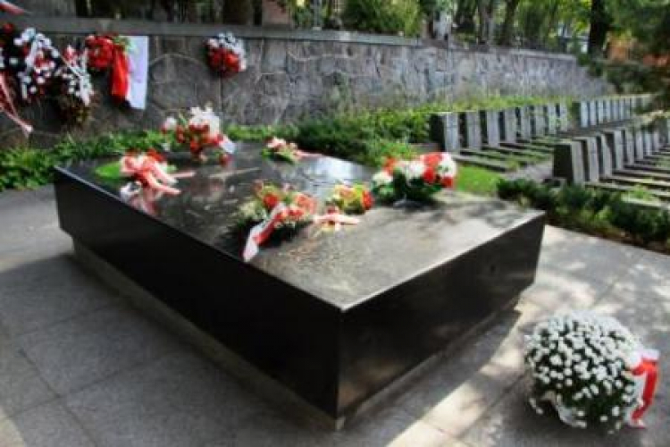 Grób matki Piłsudskiego i jego serca na cmentarzu na Rossie w Wilnie. Fot. PAP/J.Unrdo