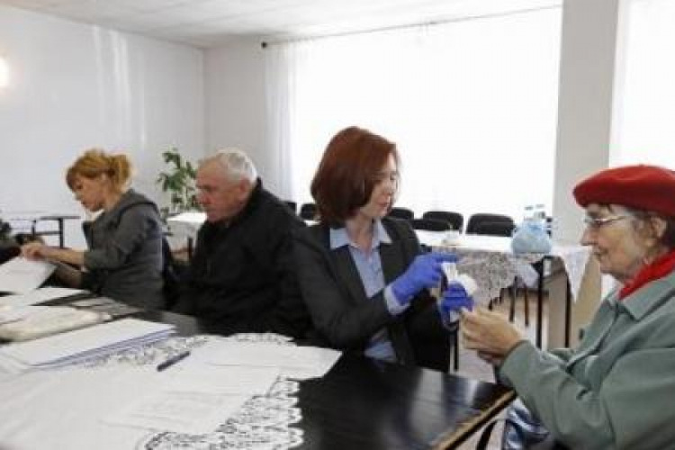 Pracownicy oddziały IPN w Białymstoku pobierają próbki DNA. Fot. PAP/A.Reszko