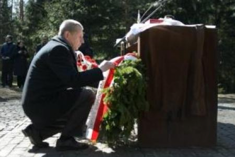 Sekretarz ROPWiM Andrzej Kunert składa wieniec w Katyniu. Fot. PAP/W.Pacewicz