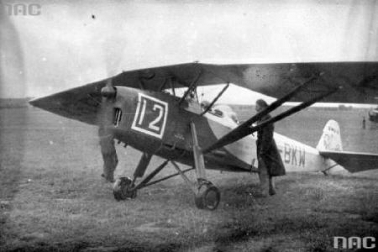 Załoga samolotu typu RWD-8. Zawody lotnicze w Czyżynach, 1938 r. Fot. NAC