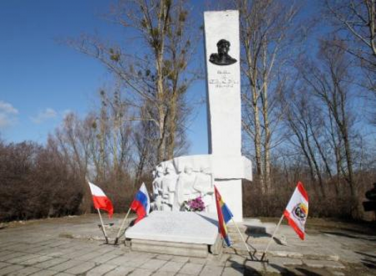 Uroczystości przed pomnikiem gen. Iwana Czerniachowskiego w Pieniężnie zorganizowane przez Rosjan. Fot. PAP/T. Waszczuk