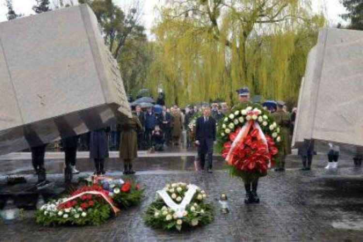 Premier Donald Tusk podczas uroczystości na Cmentarzu Wojskowym na warszawskich Powązkach. PAP/R. Pietruszka 