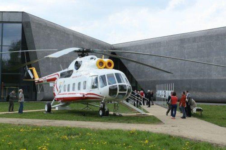 Odnowiony śmigłowiec Mi-8, który służył Janowi Pawłowi II podczas wizyt w Polsce. Fot. PAP/S. Rozpędzik