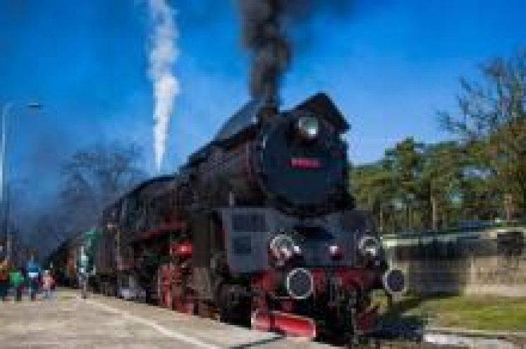 Pociąg osobowy relacji Wolsztyn - Leszno prowadzony przez parowóz Ol49-59 na stacji w Wolsztynie. Fot. PAP/M. Zakrzewski