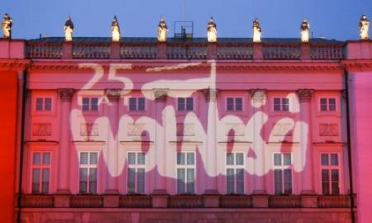 Iluminacja"25 lat Wolności" na fasadzie Pałacu Prezydenckiego. Warszawa, 30.04.2014. Fot. PAP/P. Supernak
